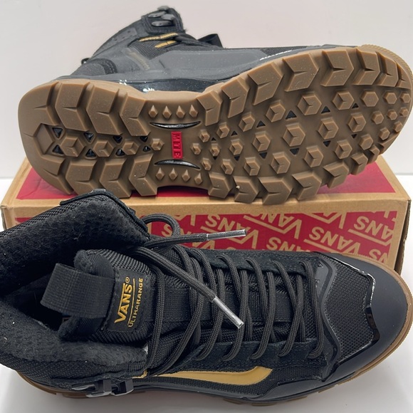 Vans WMNS Ultrarange Exo Hi Gore Black/Gold
VN0A5JHXZX1
Boots All Weather Sneakr - Picture 3 of 16
